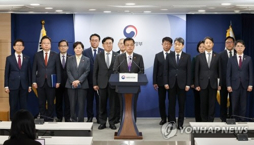 최상목(가운데) 경제부총리 겸 기획재정부 장관, 이주호 교육부 장관, 안덕근 산업부 장관 등이 8일 서울 종로구 정부서울청사에서 관계부처 합동 브리핑을 하고 있다. [연합뉴스]